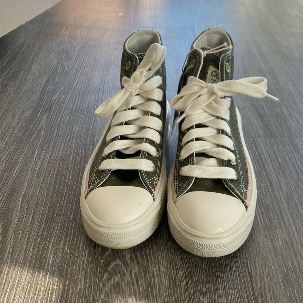 Green Canvas Platform Converse NWT (no box)